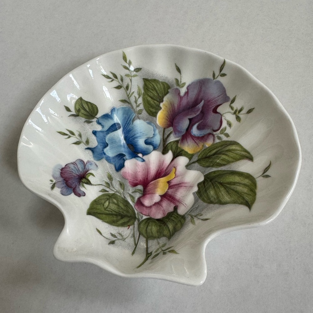 Royal Stafford Victoria’s Secret Shell Trinket Dish floral cottagecore romance